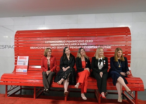 Lula sanciona 'Lei do Banco Vermelho' para conscientização sobre violência contra mulheres