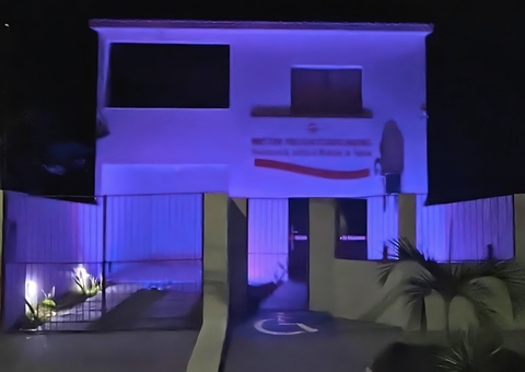 Promotoria de Tapauá ilumina fachada com luz lilás em homenagem à Lei Maria da Penha