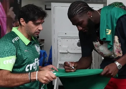 Campeão da NBA visita o Palmeiras e troca camisas com Abel Ferreira