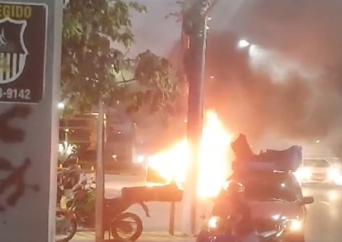 Motorista tem carro consumido por fogo na Avenida Efigênio Salles; vídeo