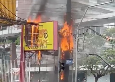 Veja como fica o trânsito após curto-circuito em poste na Avenida Mário Ypiranga