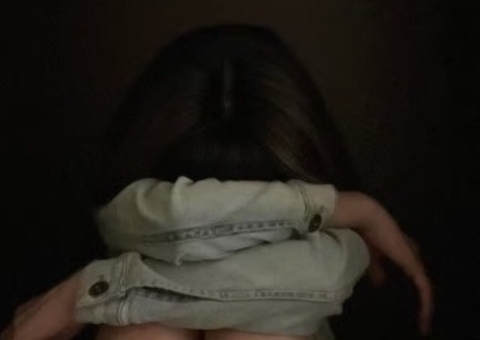 Pai é preso por oferecer filha de 12 anos a outros homens para ser abusada sexualmente