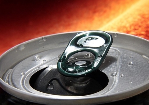 Criança é internada após ingerir produto químico em lata de energético na escola