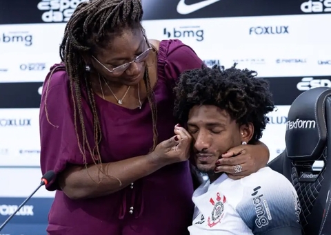 Talles Magno se emociona em apresentação no Corinthians e é consolado pela mãe