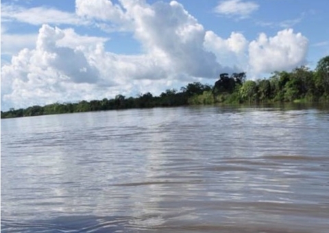 Homem ordena que irmã saia da canoa e a estupra na margem do rio no Amazonas