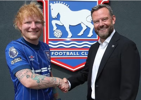 Cantor Ed Sheeran se torna acionista de clube de futebol inglês