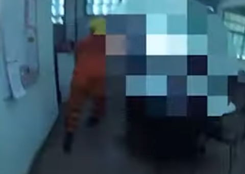 Aluno invade escola e ataca professora com faca