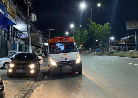 Acidente de moto deixa grávida desmaiada na Avenida Cosme Ferreira