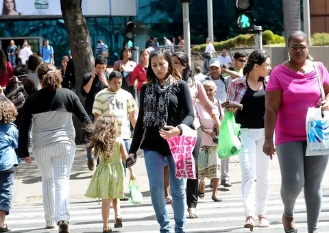 População brasileira começará a diminuir em 2042, afirma IBGE 