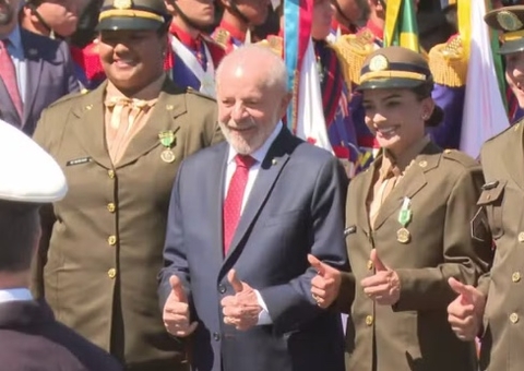 Lula concede medalha do Exército à campeã olímpica Bia Souza em alusão ao Dia do Soldado 