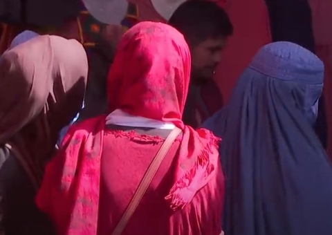 Nova lei do Talibã proíbe mulheres de falar fora de casa no Afeganistão 