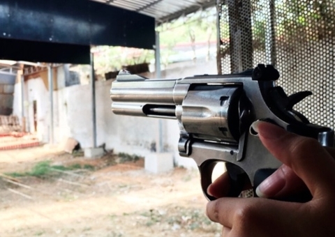 Clubes de tiro que já funcionam próximos a escolas devem fechar nos horários de aulas, diz Governo