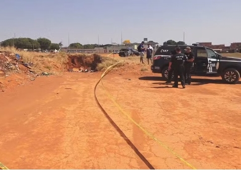 Corpo de mulher é encontrado carbonizado em vala; polícia investiga feminicídio