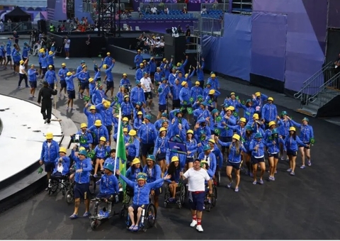Brasil agita Champs-Élysées durante a cerimônia de abertura dos Jogos Paralímpicos de Paris 2024