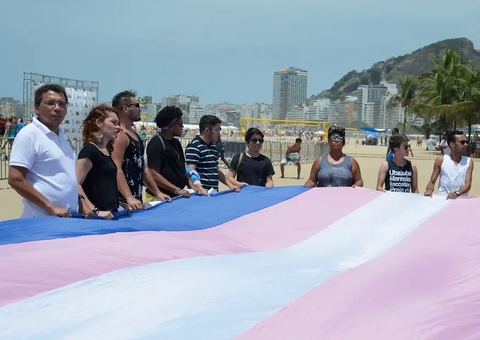 Ministérios assinam acordo para incluir mulheres trans e intersexo em serviços como Ligue 180