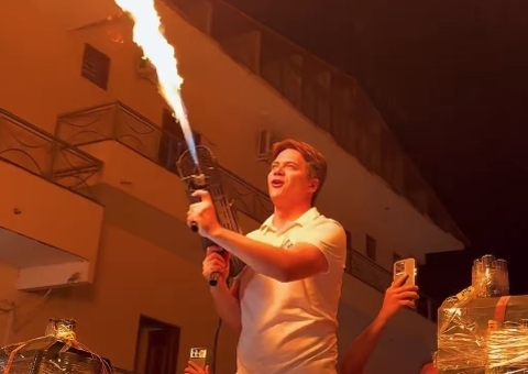 Prefeito do Ceará usa lança-chamas durante campanha e vira alvo da PF