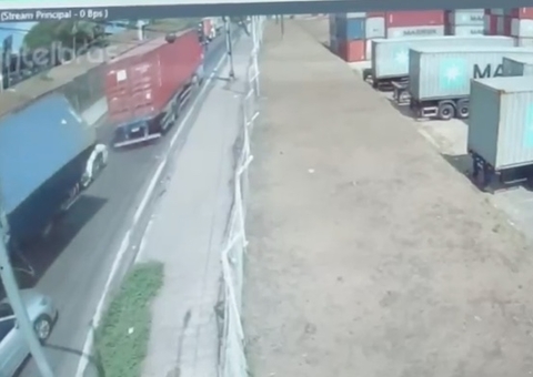 Carreta tomba e esmaga carro próximo ao Porto Chibatão; vídeo chocante 