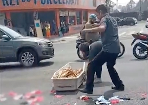 Vídeo: Caixão com corpo cai de carro funerário no meio da rua e bloqueia avenida