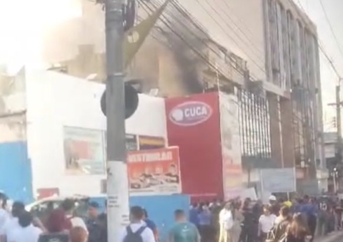 Alunos evacuam prédio de curso preparatório após princípio de incêndio em Manaus