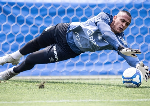 Renan lesiona panturrilha durante treino e desfalca Santos no jogo contra o Botafogo-SP