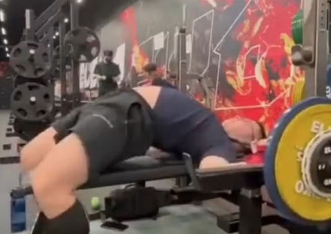 Homem quase morre estrangulado por barra de supino em academia