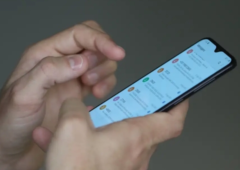 Governo Lula prepara medida para banir o celular nas escolas