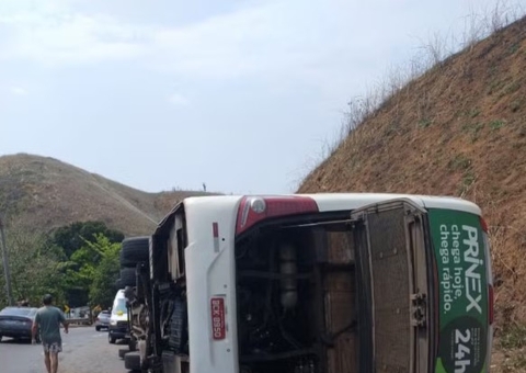 Três morrem em acidente com ônibus de time de futebol americano no RJ