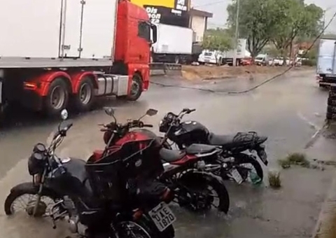 Avenida do Turismo alaga e carreta arrasta fiação durante chuva; vídeo