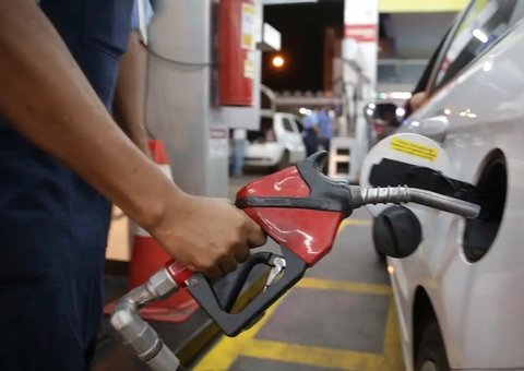 Petrobras vê volatilidade e não antecipa decisões sobre preço da gasolina, diz diretor