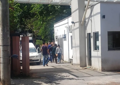 Mãe arromba porta e encontra filha morta e filho em estado avançado de desnutrição 