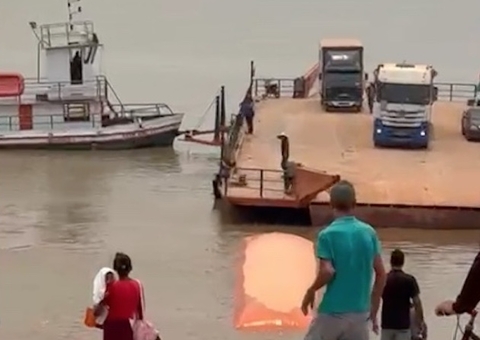 Carreta cai no rio Madeira após cabo se romper em balsa; vídeo