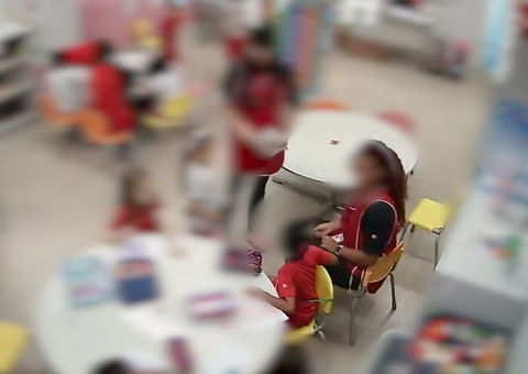 Professora usa fita adesiva para prender aluno de 5 anos em cadeira de escola; vídeo