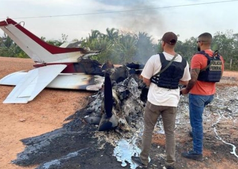 Criminosos atearam fogo em avião após interceptação da FAB na BR-319
