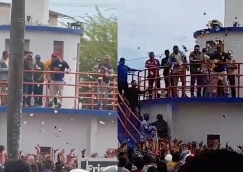 Veja momento em que candidato a prefeito Raione Cabral joga dinheiro para eleitores em Coari