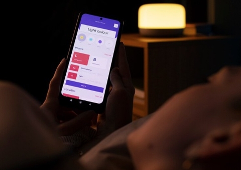 Pesquisa revela que 96% dos brasileiros usam celular na cama