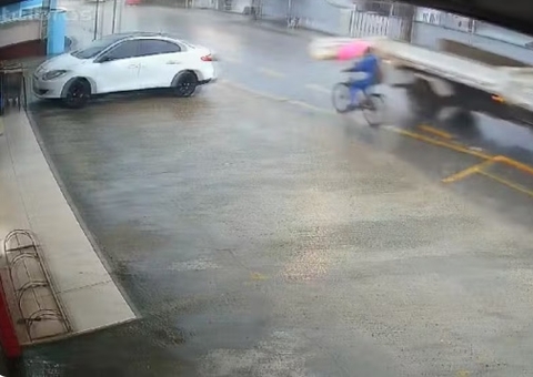 Ciclista é atingido por tampa de caminhão e fica gravemente ferido