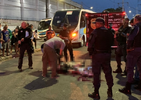 Homem morre atropelado por micro-ônibus ao tentar atravessar rua em Manaus