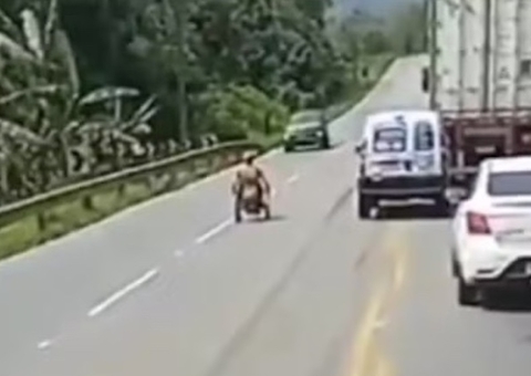 Vídeo: cadeirante é flagrado fazendo 'ultrapassagem' de veículos em rodovia