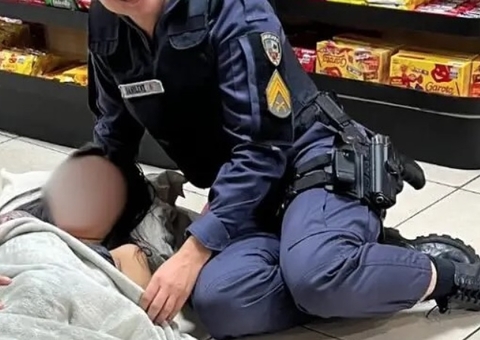 Mulher dá à luz dentro de loja de conveniência em Manaus