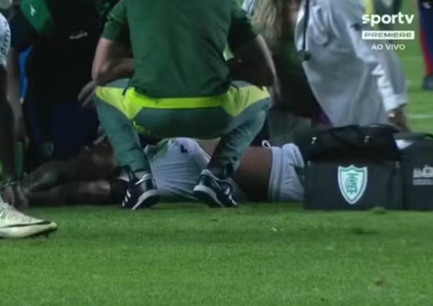 Volante do Coritiba passa mal em campo e é levado de ambulância a hospital