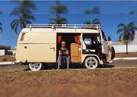 Professora demitida há 20 anos por causa de sua orientação sexual espera por justiça