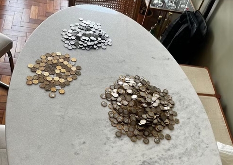 Moradora protesta e paga taxa de condomínio com mais de 1.600 moedas após exigência da administração