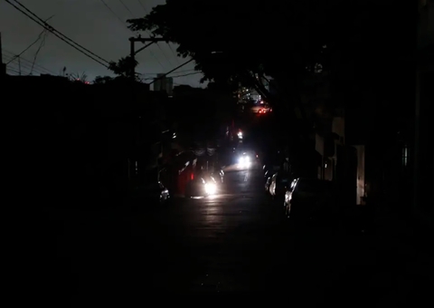 Apagão chega ao 4º dia com 250 mil imóveis sem luz em SP