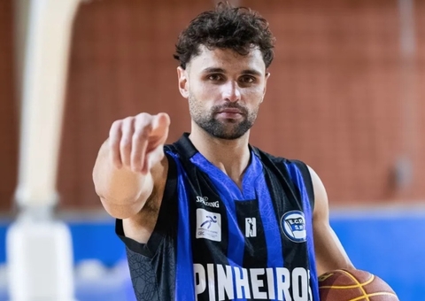 Raulzinho assina com Pinheiros e volta ao basquete brasileiro