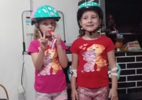  Mãe de gêmeas de 6 anos é presa suspeita de matar as próprias filhas 