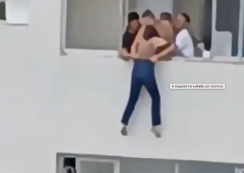 Vídeo: Mulher escorrega e fica pendurada em janela de prédio enquanto fazia limpeza