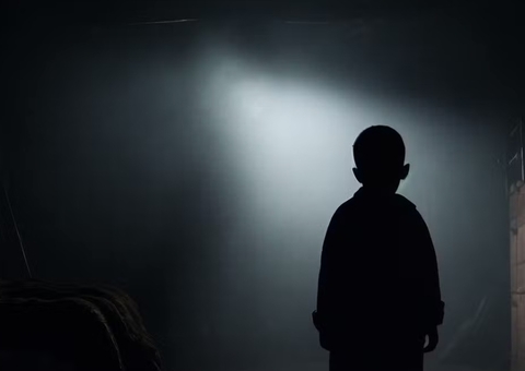 Mãe é presa por deixar bebê e duas crianças sozinhas trancadas em quartos sujos 