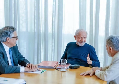 Após acidente doméstico, Planalto divulga fotos de Lula em reunião