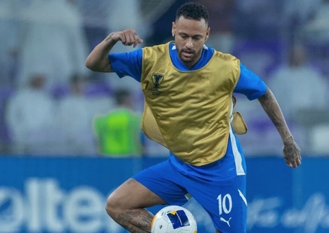 Neymar emociona em jogo de retorno aos gramados, um ano após lesão