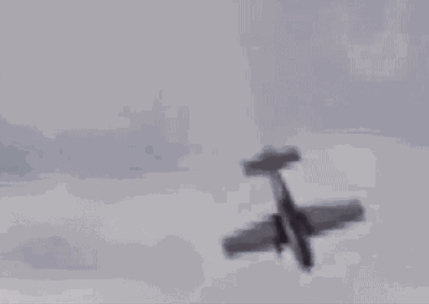 Piloto e treinador de "Top Gun" morre após avião 'despencar' durante show aéreo nos EUA